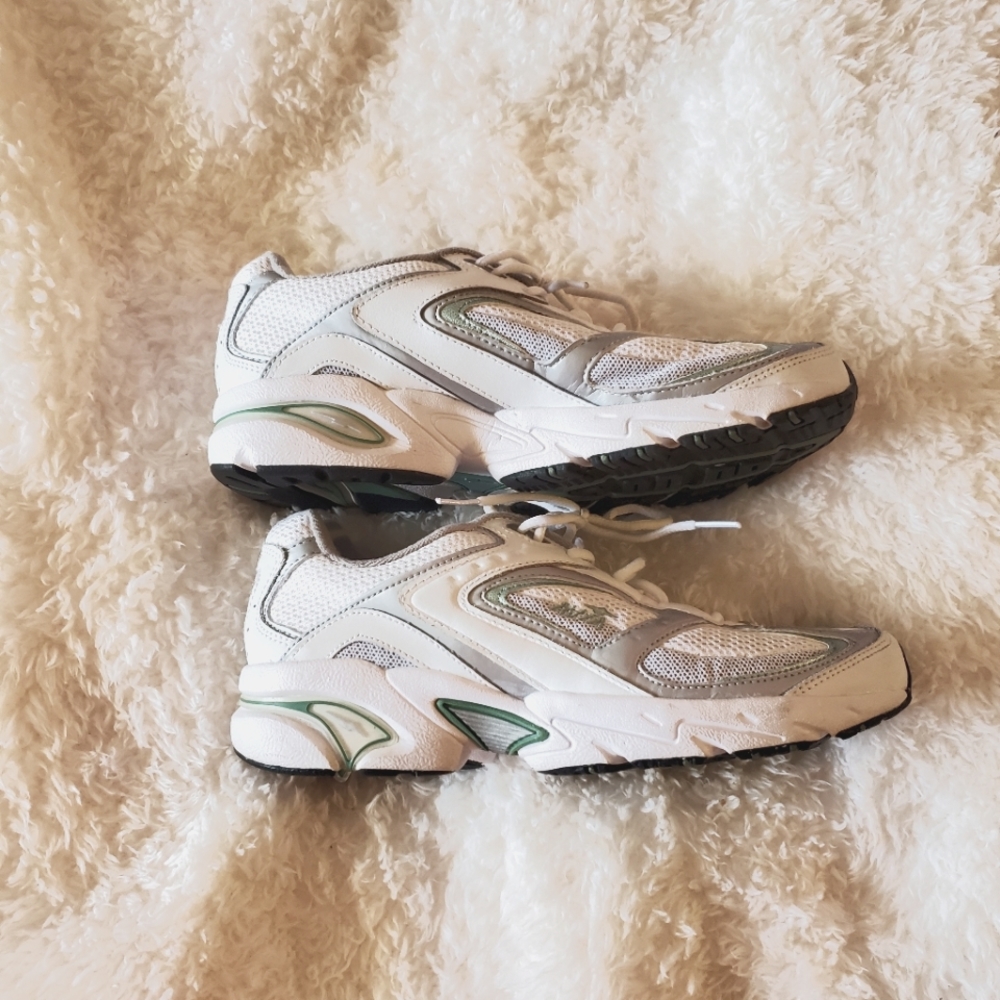 Avia women's cantilever running shoes #A5020WWSK. Size 8.